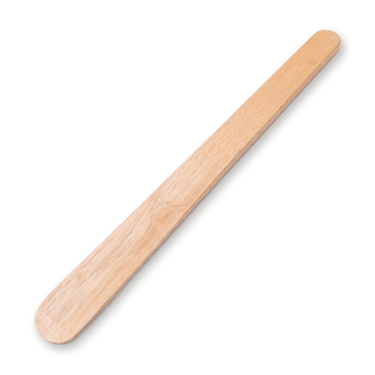 Chausse-pied long en bois de hêtre clair, posé en diagonale sur fond blanc